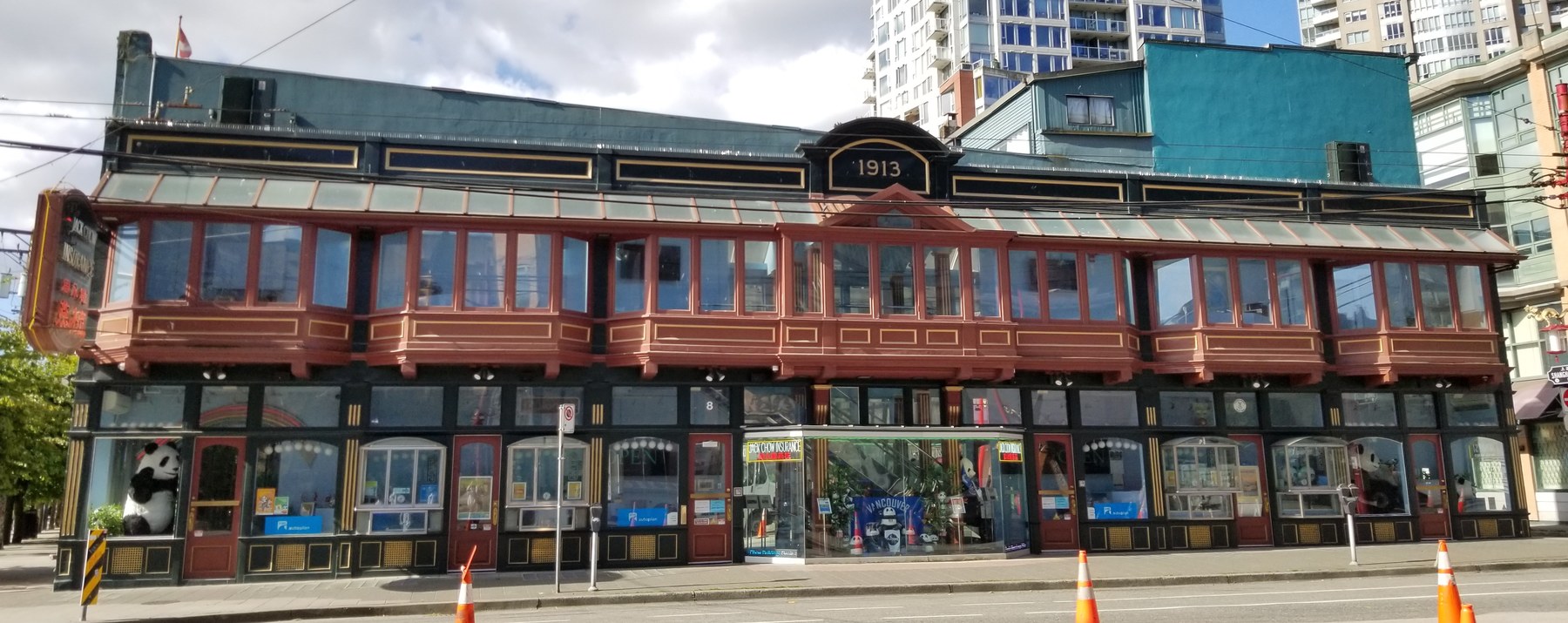 Sam Kee Building — the six-foot-deep Pender Street facade with its bay windows and neon