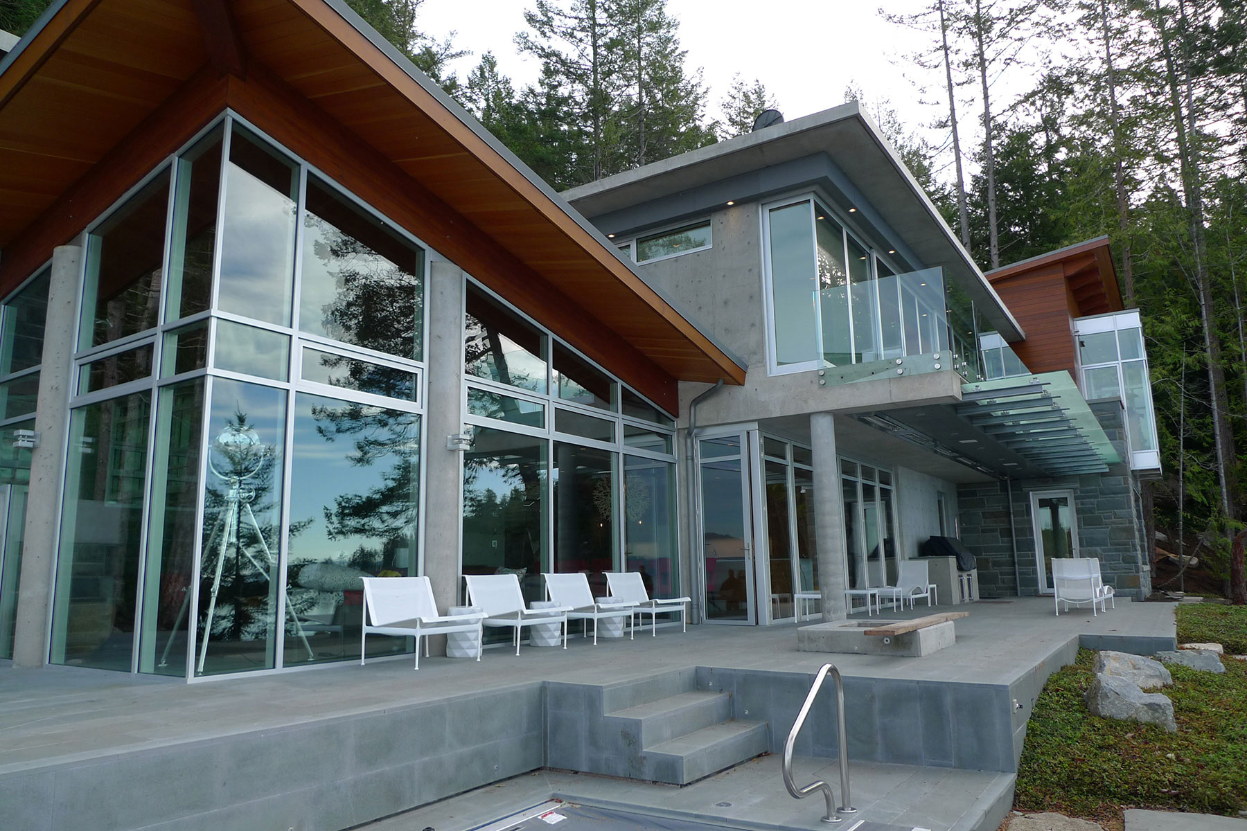 Pool terrace and glazed corner of the living pavilion