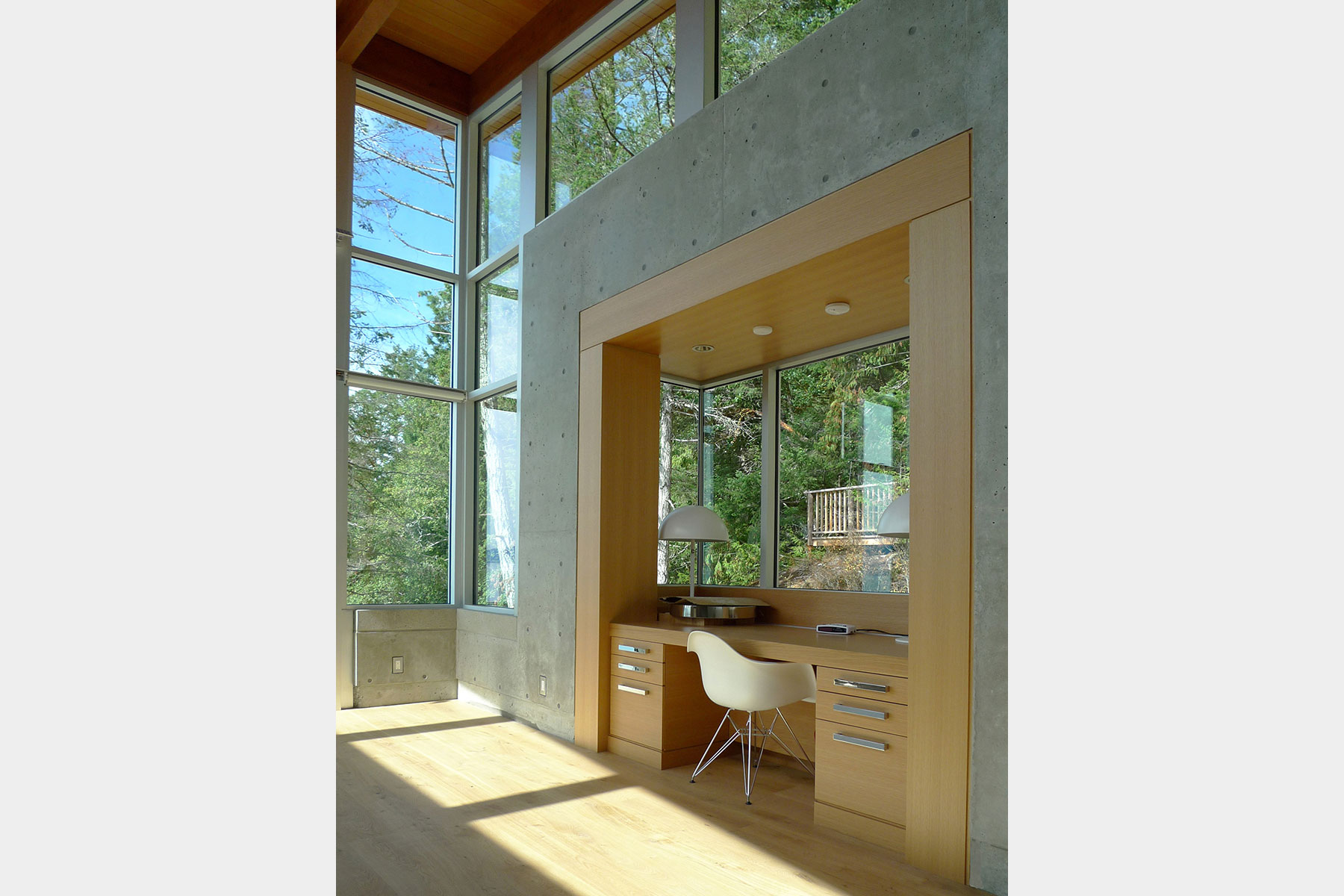 Study nook framed in concrete and fir
